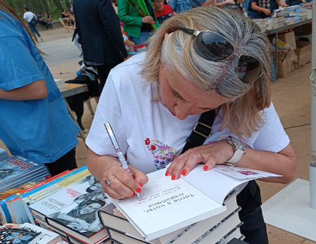 Firmo libros y siempre hago una dedicatoria personalizada